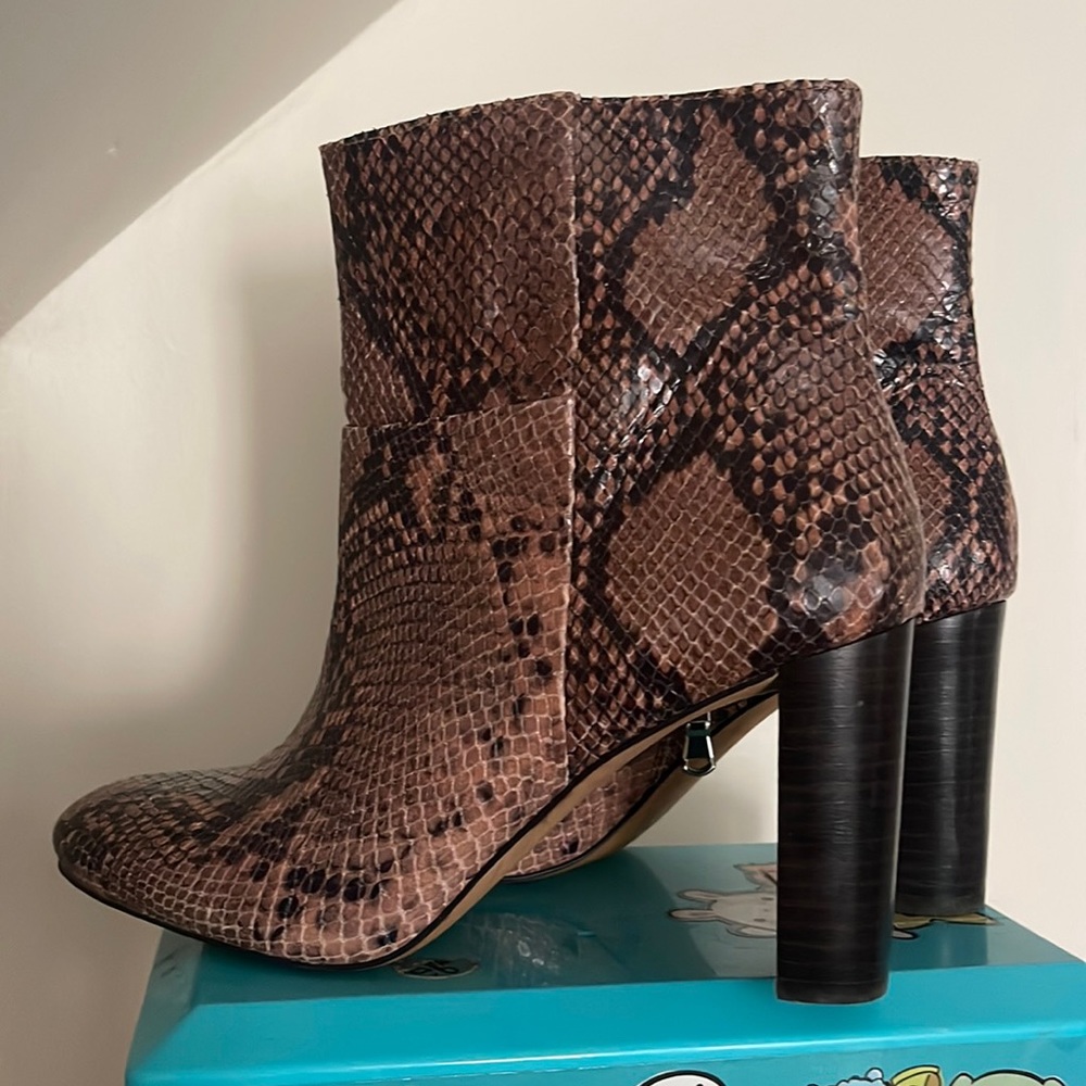 Ann Taylor genuine leather ankle boots in Women’s 9 1/2.